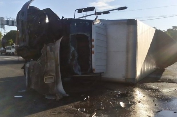Choque entre dos camiones en la Luperón deja conductor herido