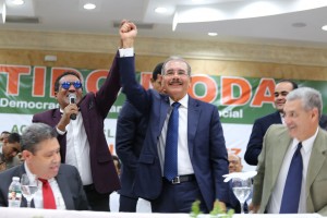 El merenguero Kinito Méndez levanta la mayo a Danilo Medina, a manera de proclamación.