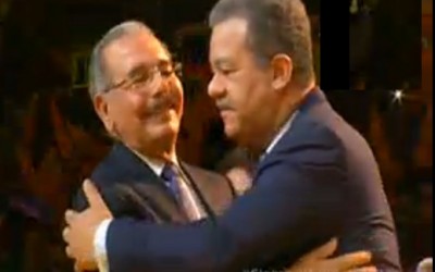 Danilo Medina y Leonel Fernández se abrazan, momentos antes de comenzar el acto de proclamación del primero.