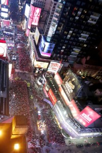 Un agente de policía (derecha), camina junto a fiesteros que juegan con confeti en Times Square tras la celebración del Año Nuevo, 