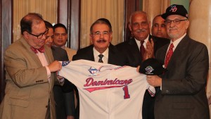 Danilo Medina tras recibir la camiseta oficial que llevará la representación Nacional a la Serie del Caribe.