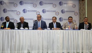 Abinader junto a los dirigentes empresariales.