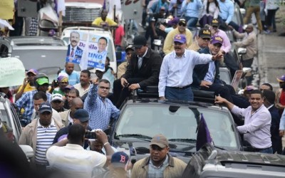 Danilo Medina mientras encabezaba una marcha-caravana en San Cristóbal