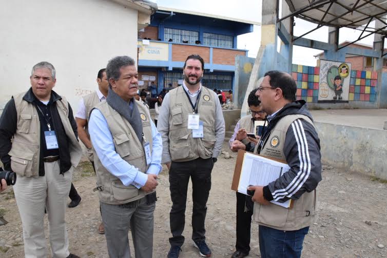 Mientras la campaña de la RD arde, Leonel observa referendo en Bolivia