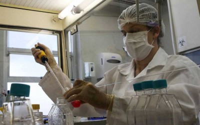 Un investigador trabaja con el virus del Zika en un laboratorio de Brasil