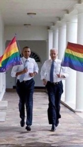 Obama y Biden con bandera gay