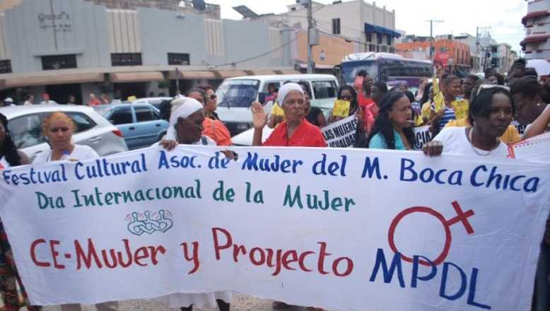 Mujeres marcharon hasta el Palacio Nacional; exigieron “igualdad” en los programas oficiales
