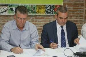 Abinader y Rivero firman el compromiso.