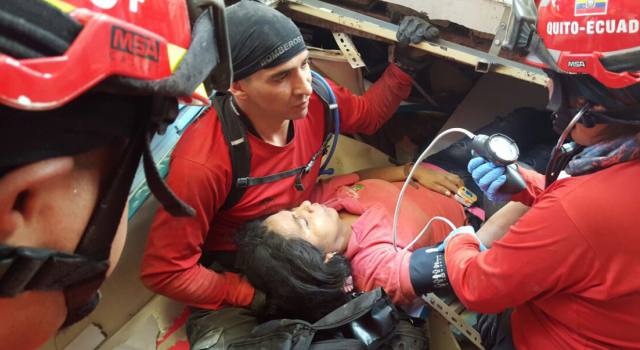 ECUADOR: 525 los muertos por sismo, 98 rescatados en Quito