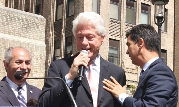 Ex presidente Bill Clinton visita barrio dominicano en N. York