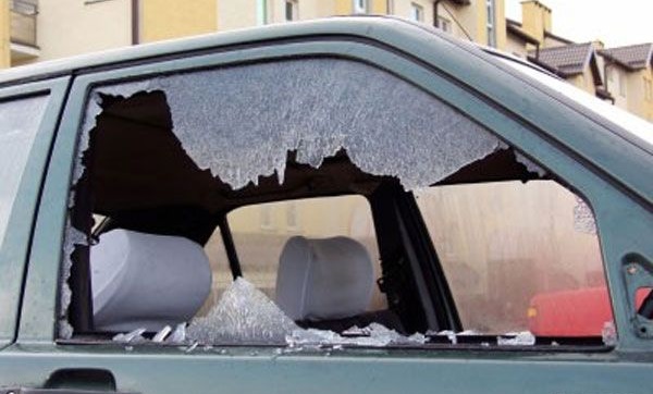 Siete heridos, cristales de vehículos destruidos durante disturbios anoche
