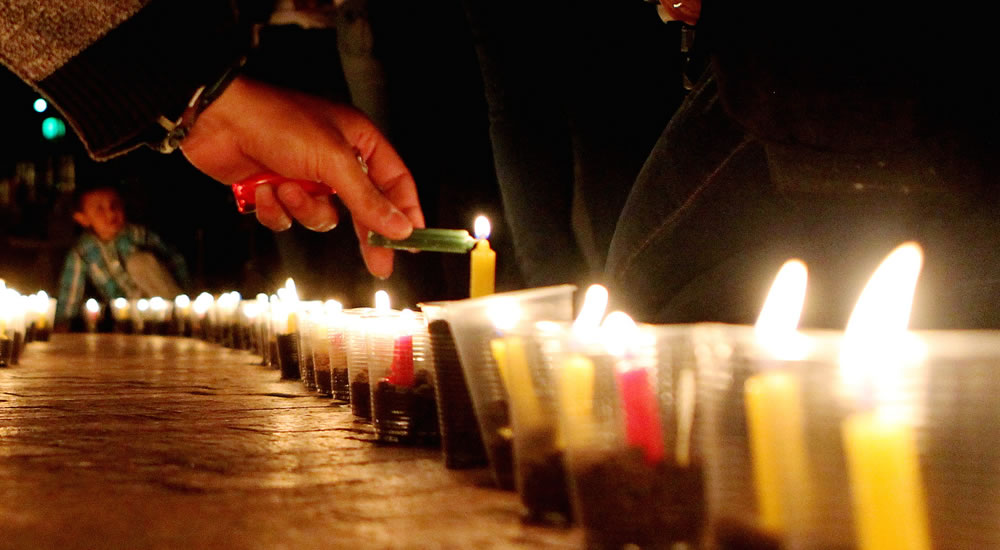 Embajador de EEUU preside ceremonia encendido velas por víctimas Orlando