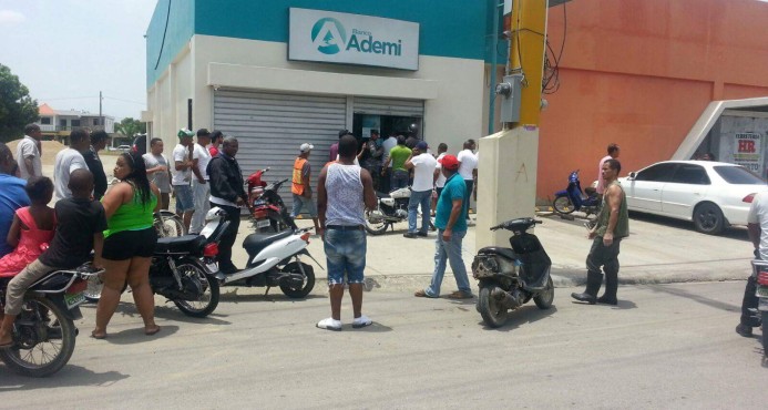 Desconocidos asaltan local Banco Ademi La Vega; hieren al vigilante