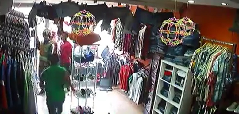 Pese a “operativo”, asaltan tienda en Herrera a plena luz del día