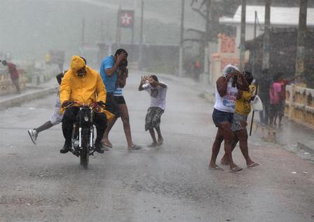 Onda tropical y vaguada generarán más lluvias sobre la República Dominicana