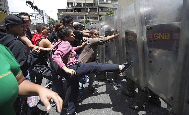 VENEZUELA: Saqueos y protestas en zonas populares de Caracas