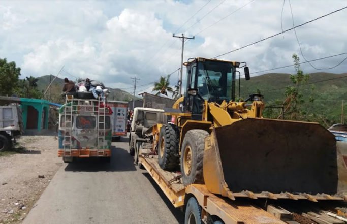 Aunque retiró sus militares de Haití, RD dejó equipos pesados laborando