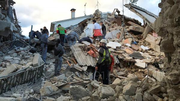 Terremoto sacude de nuevo el centro de Italia y deja decenas de heridos