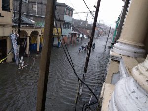 Las calles de Puerto Príncipe se encuentran anegadas por las lluvias.