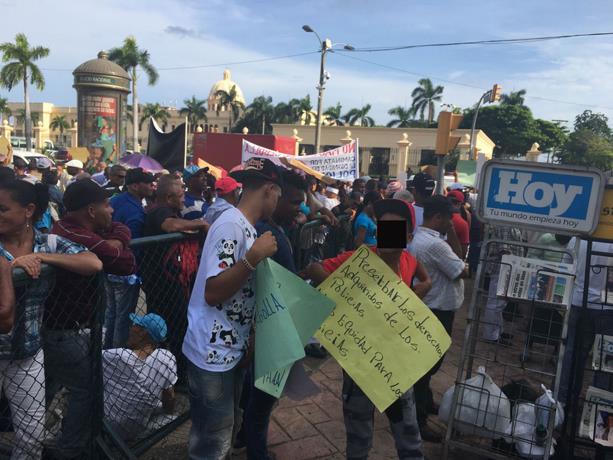 Policías y familiares marchan al Palacio Nacional en demanda aumento salarial