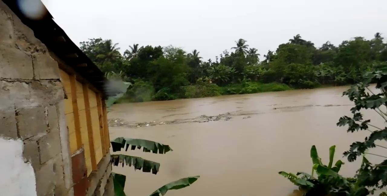Crecida del río Yuna rompe muro de tierra e inunda cinco comunidades