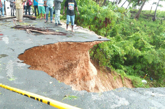 Lluvias provocan derrumbe tramo carretera Rancho Arriba-Juan Adrian