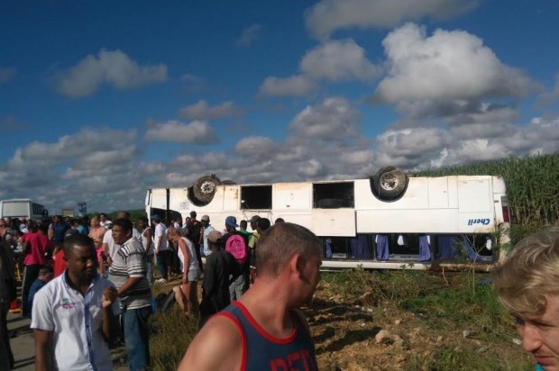 Autobús con 50 turistas se vuelca entre  La Romana e Higüey; hay varios heridos