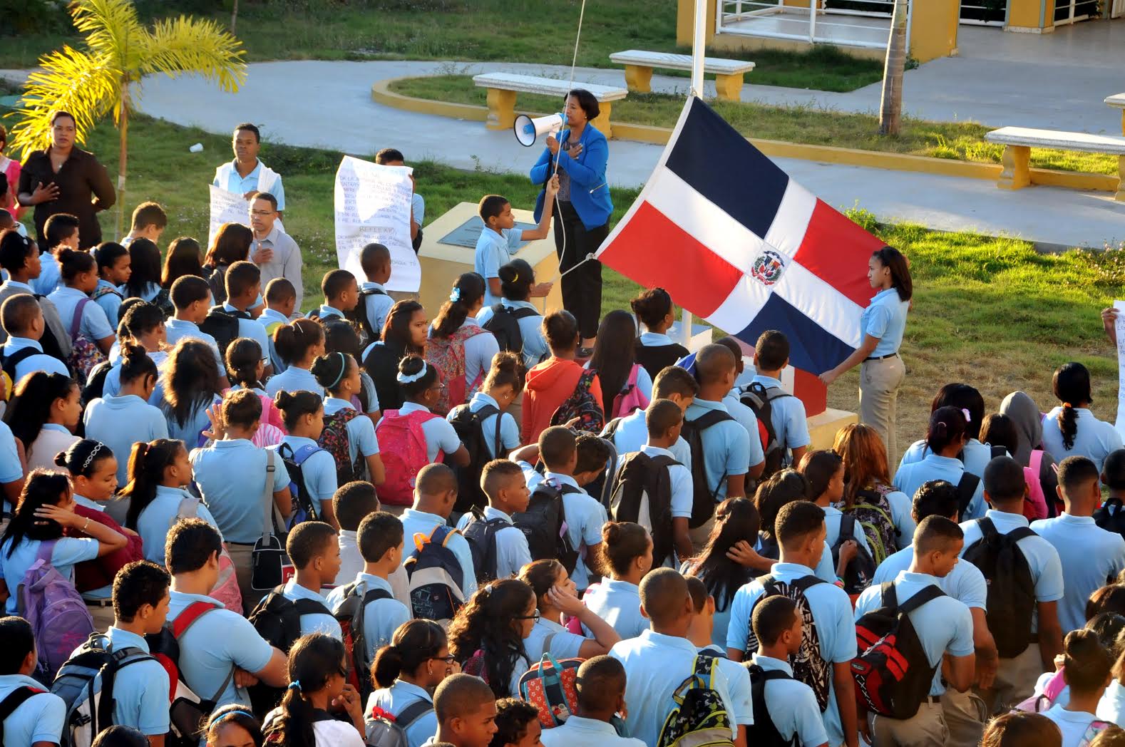 Llaman a 2.8 millones de estudiantes dominicanos a acudir a clases este lunes