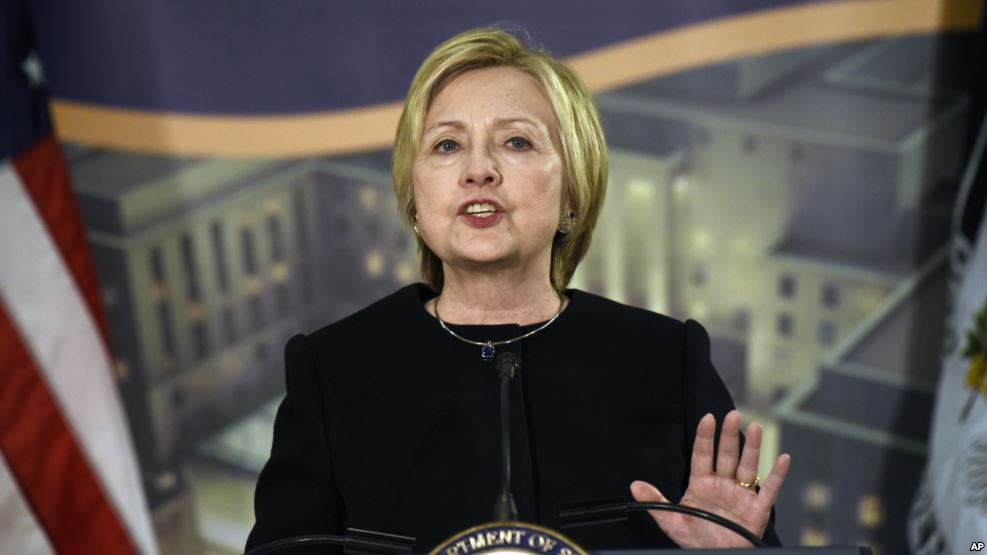 Clinton: Retiro de reforma sanitaria es una victoria para los Estados Unidos