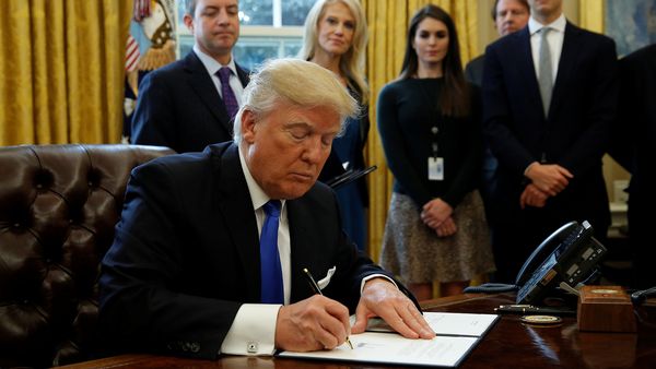 EE.UU: Donald Trump firma 2 órdenes ejecutivas para frenar “violaciones”