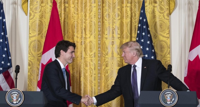 Trump defiende su restrictiva política migratoria y Trudeau su aperturismo