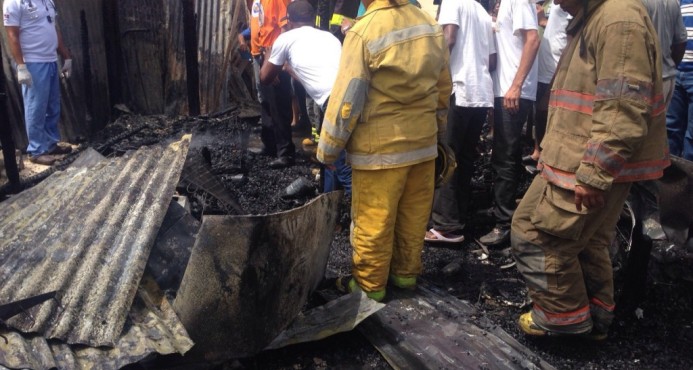 Tres haitianos, entre ellos dos menores, fallecen en incendio barrio Capotillo