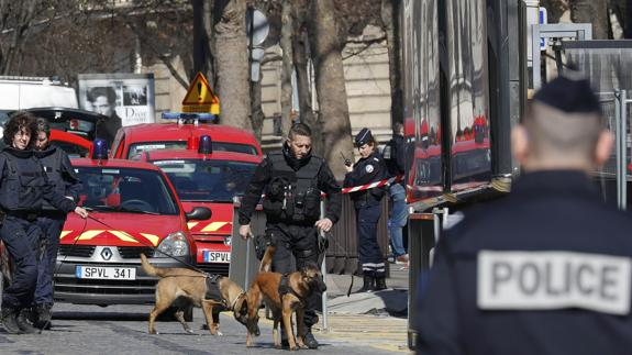 PARIS: Atentado con paquete bomba causa un herido en la sede del FMI