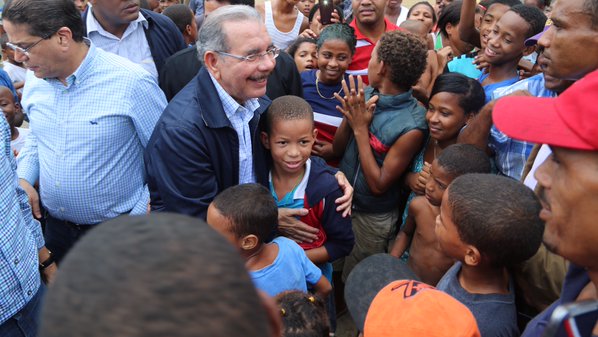 Danilo Medina visita La Ciénaga y Los Guandules para iniciar saneamiento