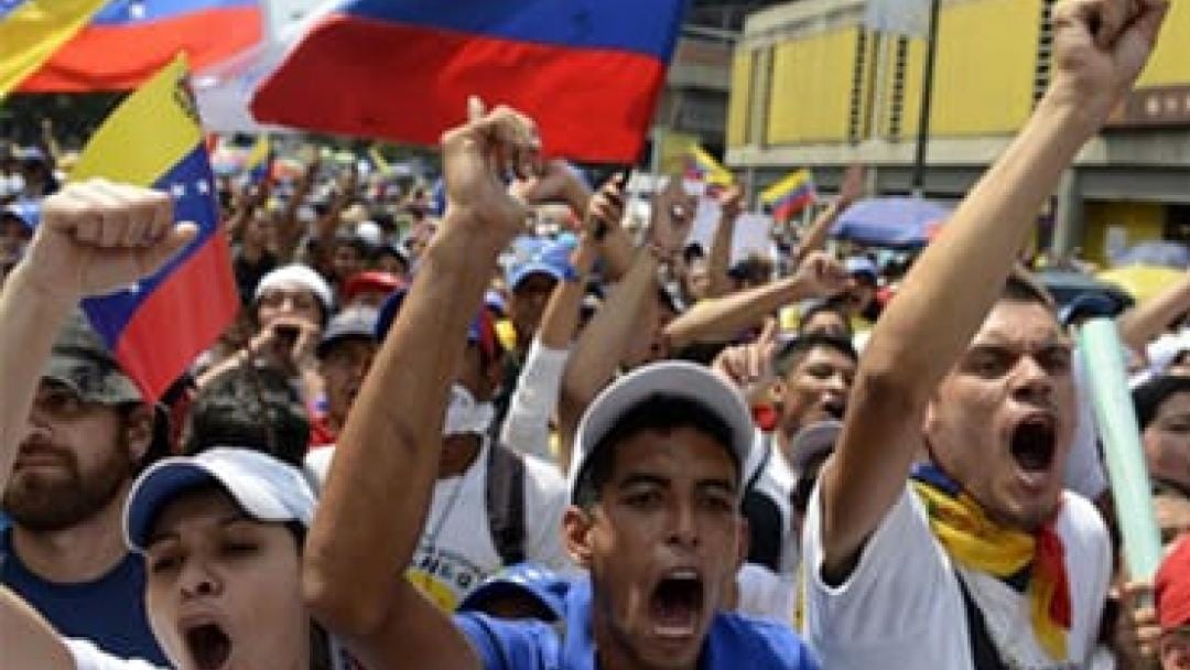 25 expresidentes instan a protestar contra golpe de Estado en Venezuela