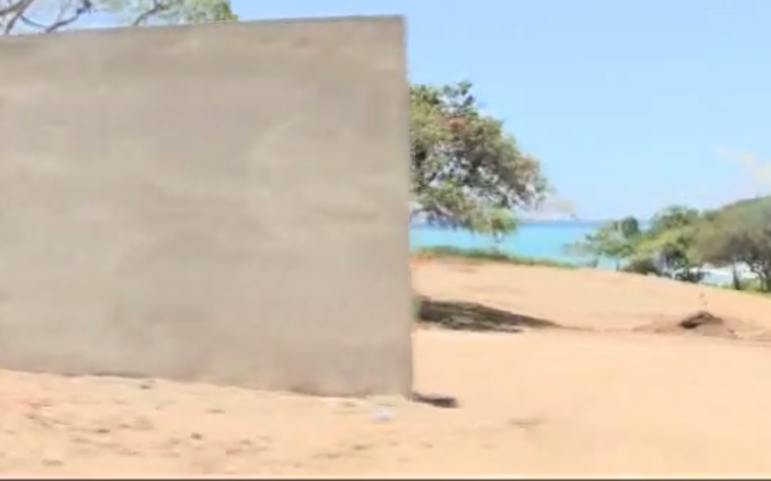 BARAHONA: No es ilegal construcción de pared en playa, aclara Ministro MA