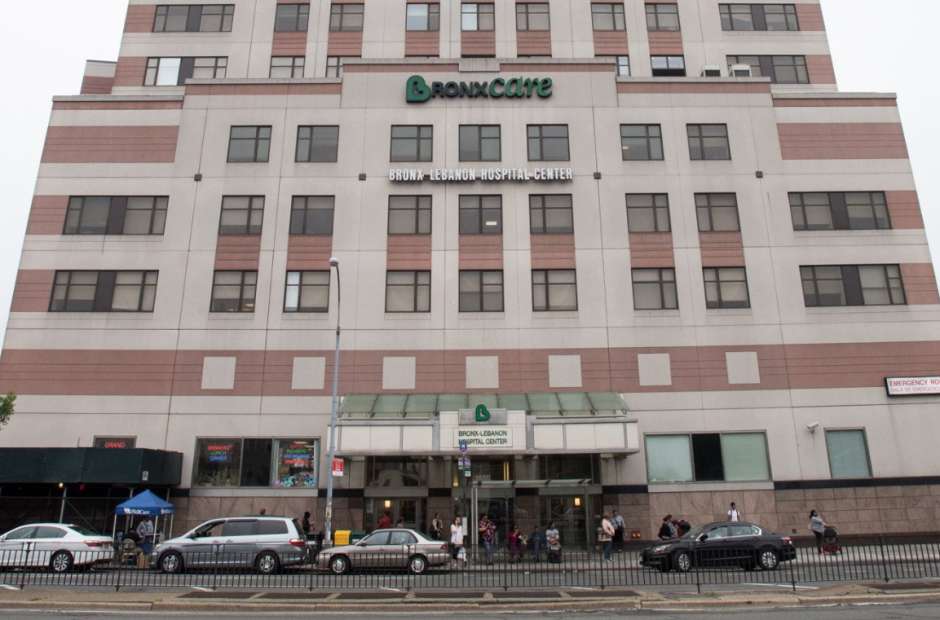 Hombre armado se parapeta en hospital de El Bronx y balea a cinco doctores