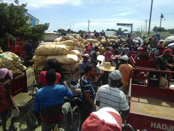 Miles de haitianos compraron productos dominicanos en el mercado de Dajabón