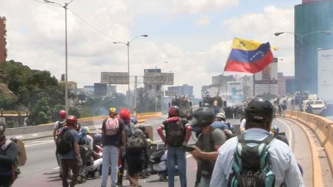 VENEZUELA: Un muerto y más de 40 heridos deja el día 80 de protestas