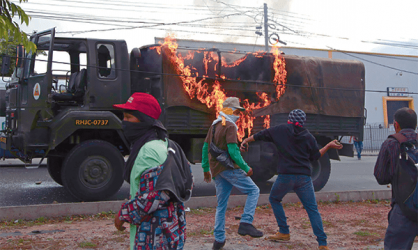 HONDURAS: Opositores bloquean calles y se enfrentan a la Policía