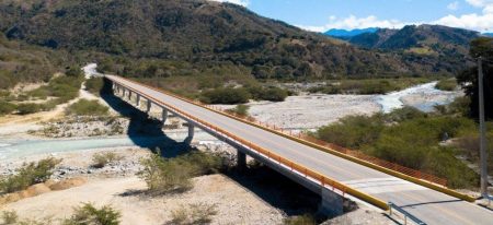 Danilo inaugura carretera Padre Las Casas-Guayabal y puente Las Cuevas