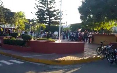 SALCEDO: Haitianos izan bandera de su país al lado de estatua de Duarte