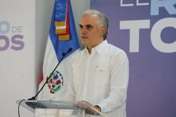 Luis Decamps, ministro de Educación.