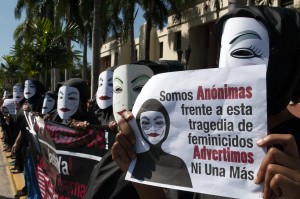 Mujeres “Anónimas” protestan en Palacio Nacional contra feminicidios