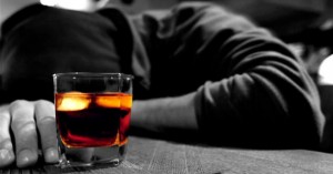 Muere hombre ingirió alcohol por un mes «sin comer ni dormir»