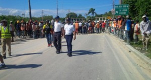 Haitianos bloquean tránsito Uvero Alto; protestan muerte compatriota