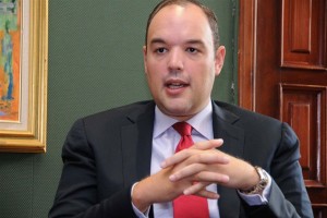 Impuestos fijados durante los gobiernos HM y Leonel impiden bajen precios gasolina, dice Ministro