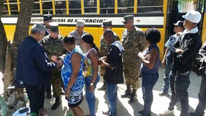 Autoridades dominicanas supervisan el regreso de cientos haitianos tras fiestas