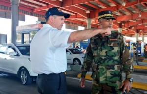 El ministro, Gonzalo Castillo, supervisa el operativo.