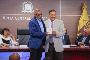 JCE entrega padrón 1